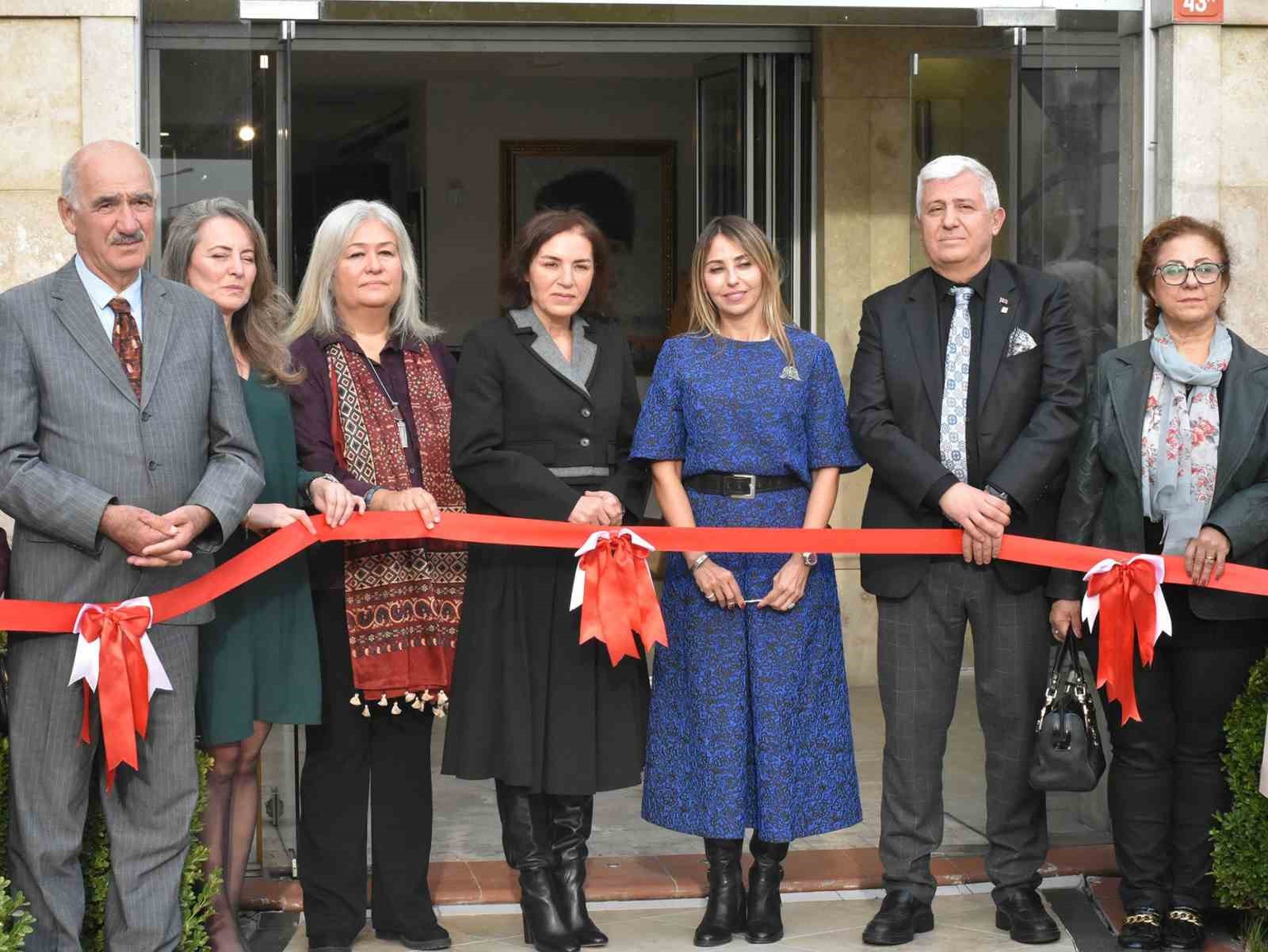 koleksiyoner ebru turhanin sergisi sanatseverleri dogayla bulusturdu 1 Xa3KwpEG