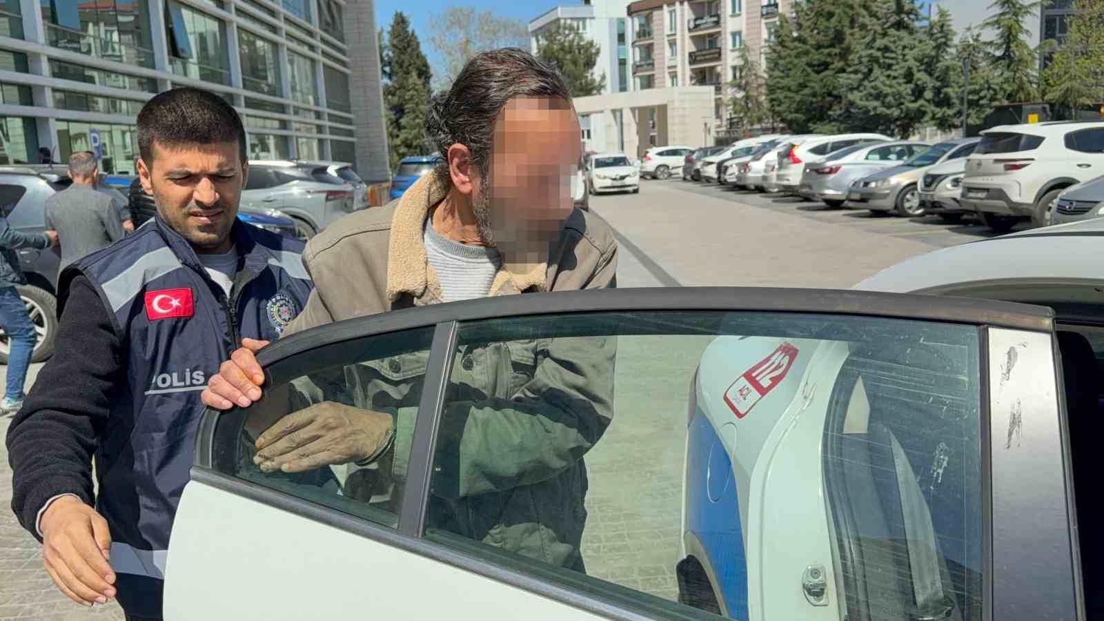 Kolonya içip dehşet saçtı: Annesinin kolunu kıran şahıs tutuklandı 6 kolonya icip dehset sacti annesinin kolunu kiran sahis tutuklandi 2 bM6n5O8R