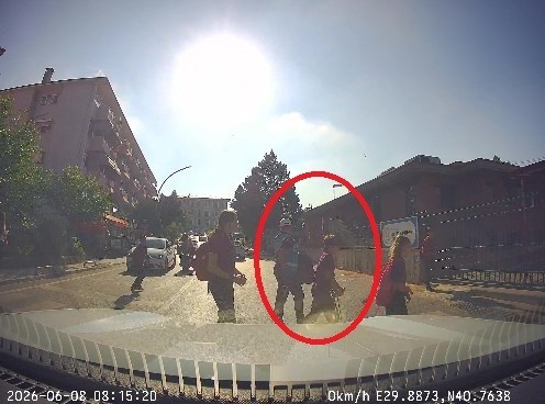 Koltuk değnekli öğrencinin yardımına zabıta personeli koştu 5 koltuk degnekli ogrencinin yardimina zabita personeli kostu 1 9VlVaAYA
