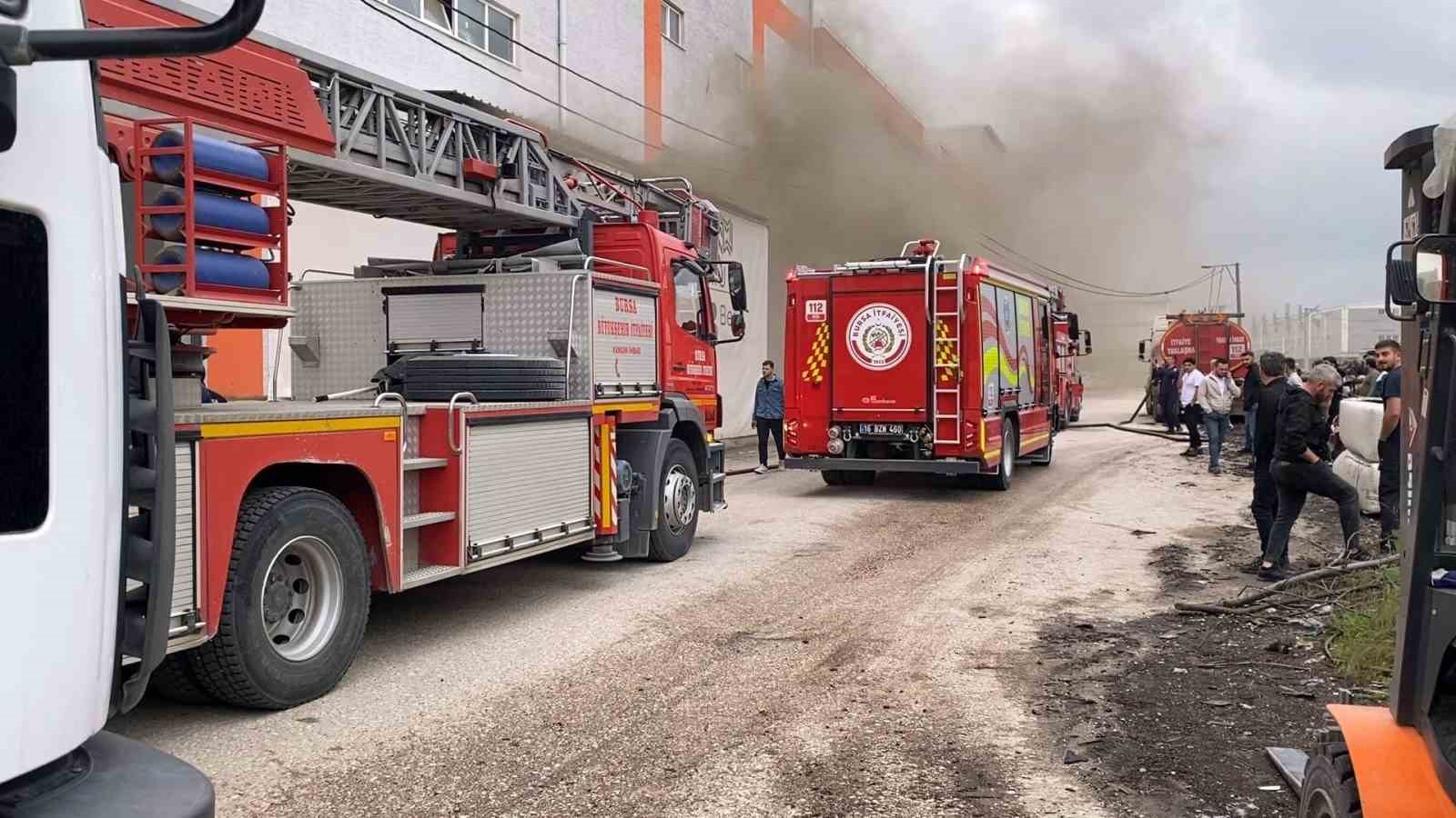 koltuk fabrikasinda korkutan yangin 2 kisi dumandan etkilendi 1 bebWgYnX