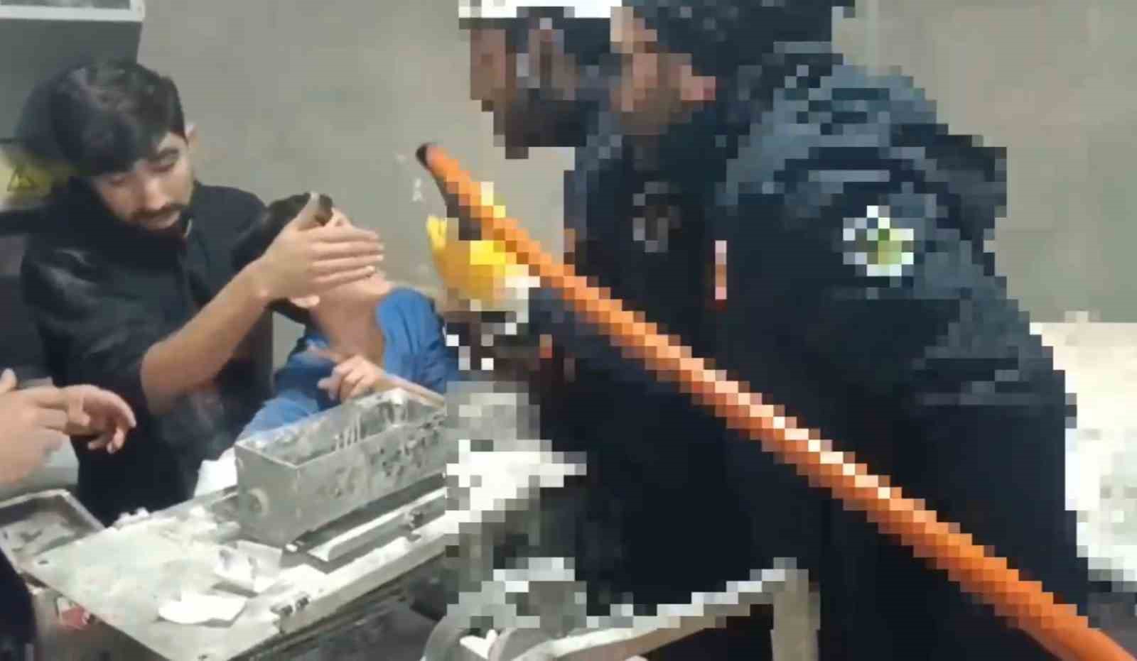 kolu hamur makinesine sikisan cocugun imdadina itfaiye yetisti 0 fwQa386i