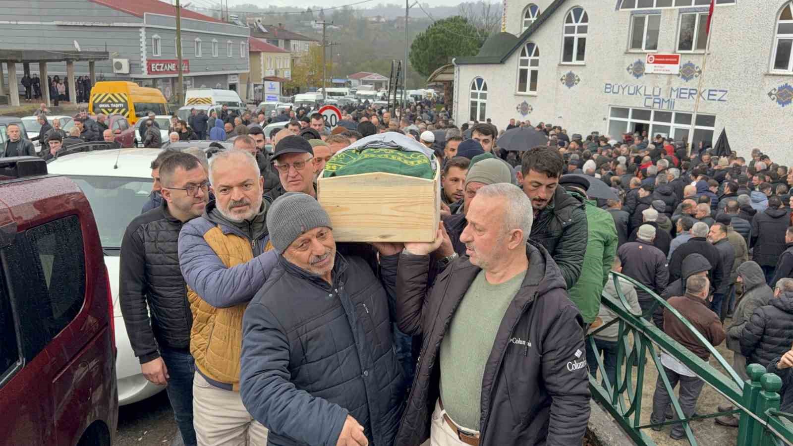 kolunu silaj makinesine kaptirarak olen cocuk topraga verildi 0 AnvqyAfR