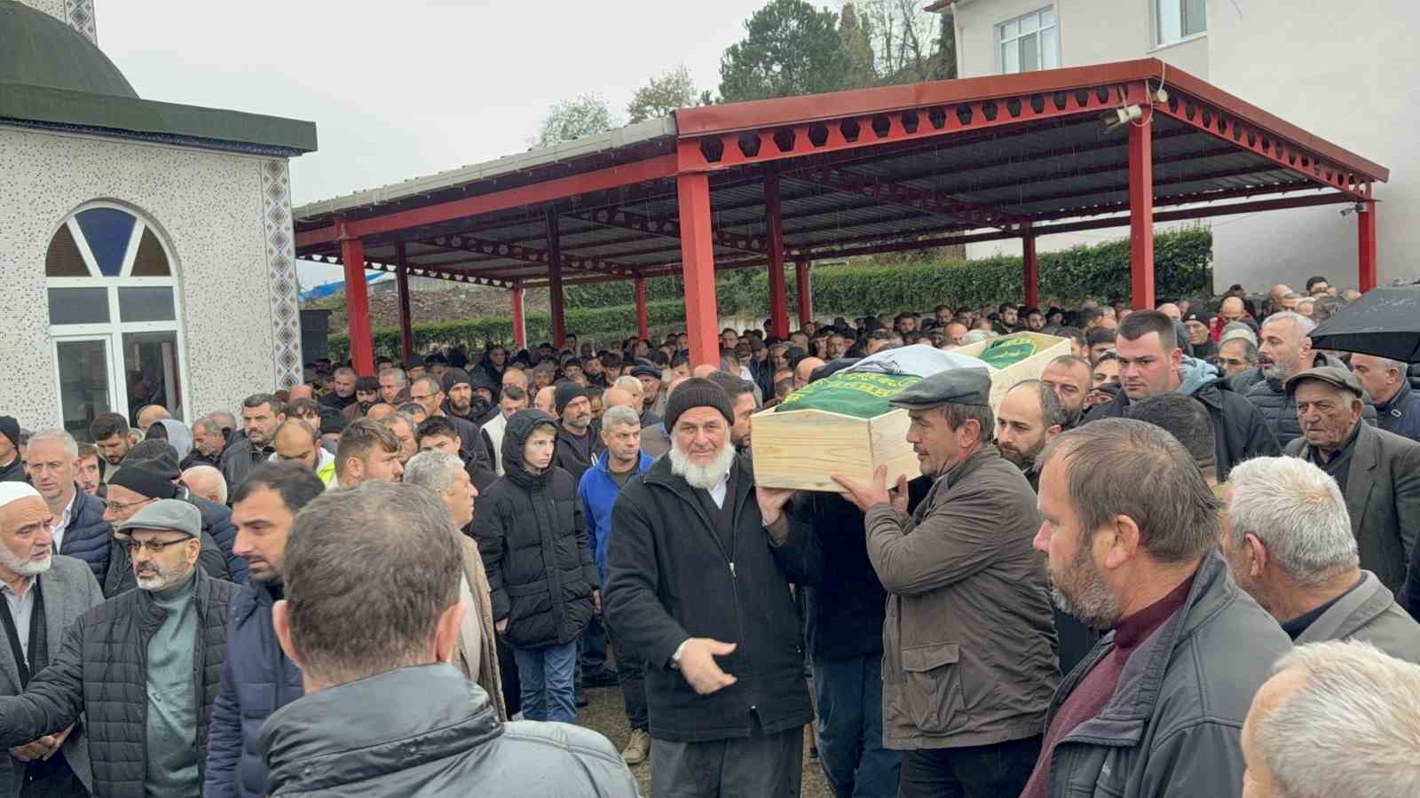 kolunu silaj makinesine kaptirarak olen cocuk topraga verildi 1
