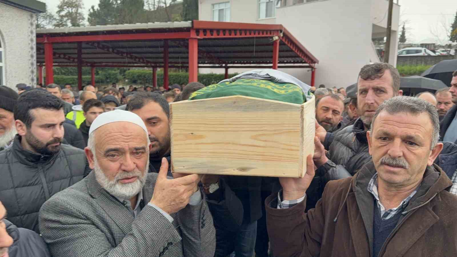 kolunu silaj makinesine kaptirarak olen cocuk topraga verildi 2 cIfhnG7p