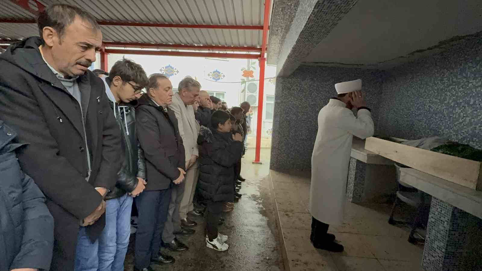 kolunu silaj makinesine kaptirarak olen cocuk topraga verildi 4 JtSmwmus