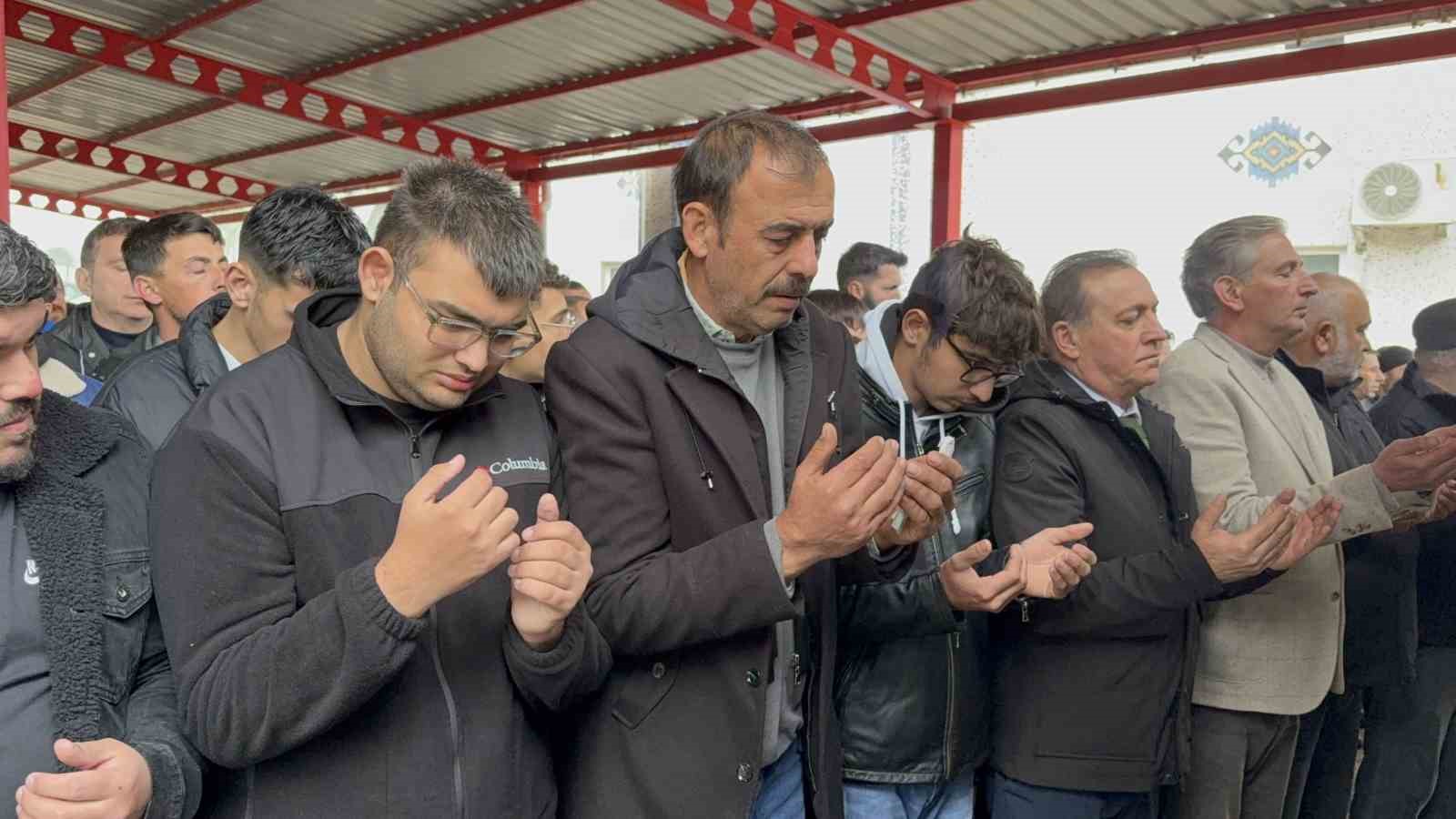 kolunu silaj makinesine kaptirarak olen cocuk topraga verildi 5 cCDTaGdG
