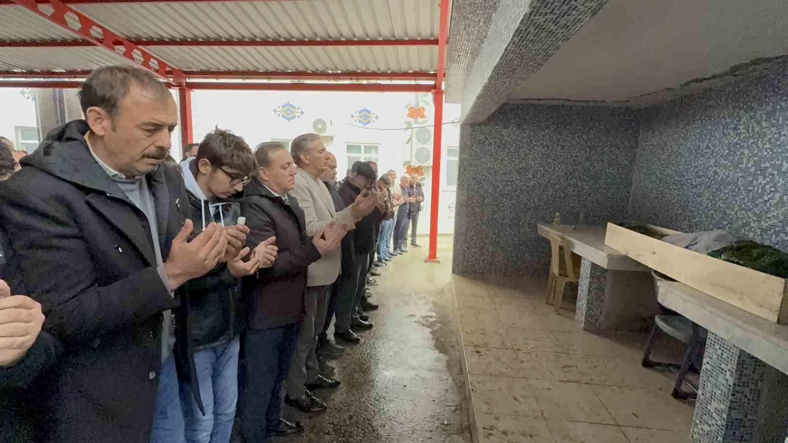 kolunu silaj makinesine kaptirarak olen cocuk topraga verildi 6 DskQ6AkF