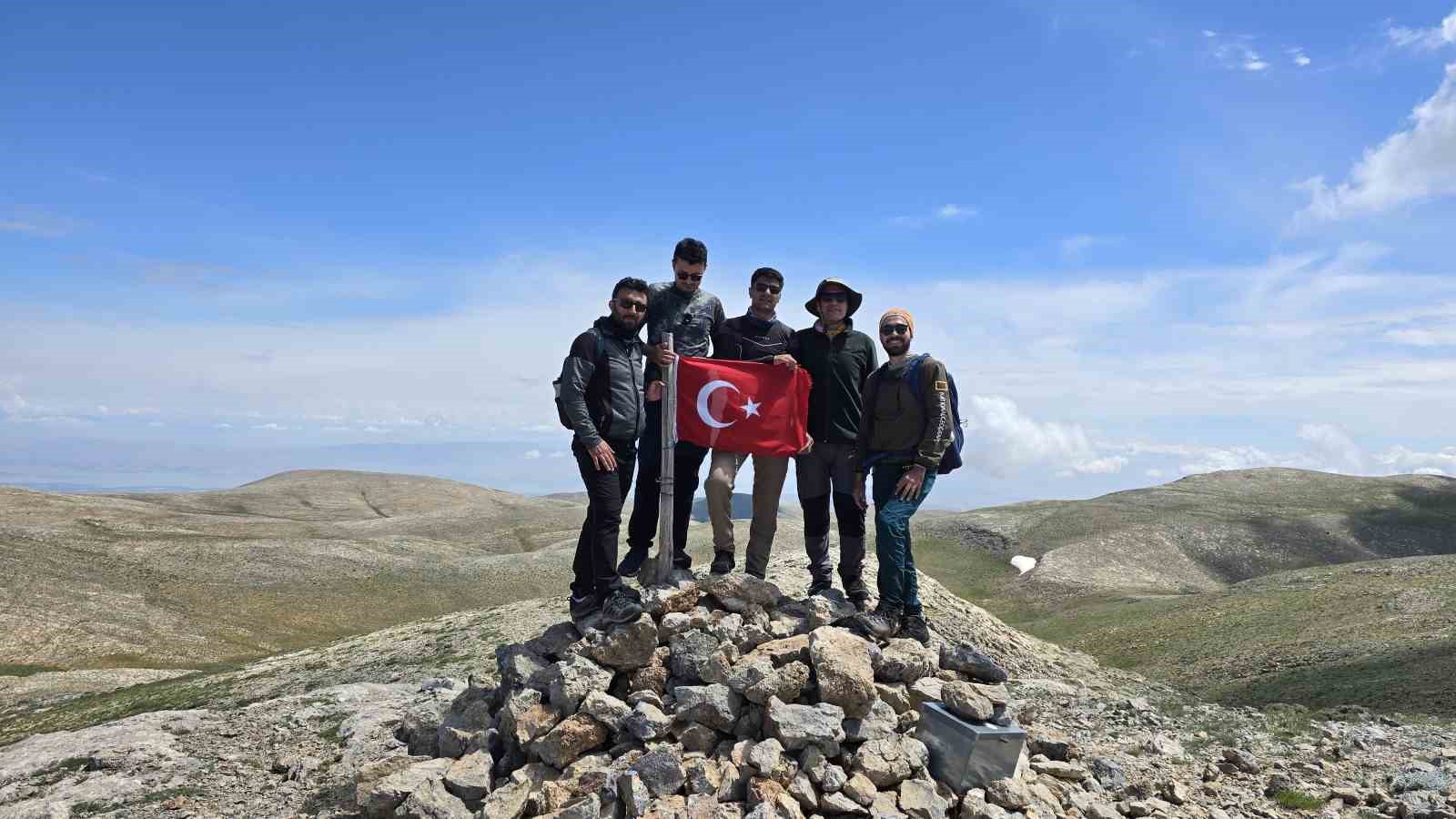 komsu iki il zirvede birlesti en yuksek yere turk bayragi dikti 0 YuzQPT9M