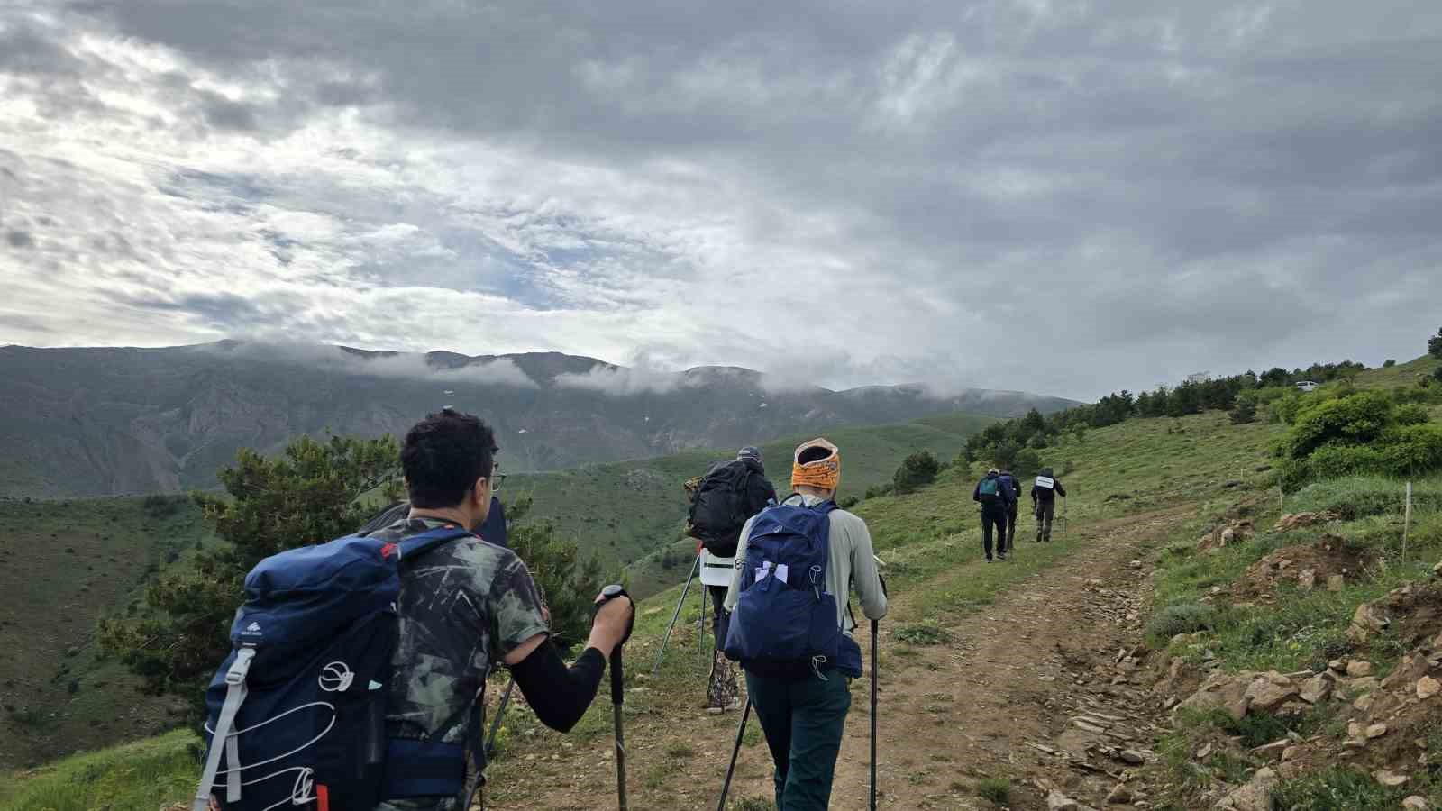 komsu iki il zirvede birlesti en yuksek yere turk bayragi dikti 2 3DGPaHUa