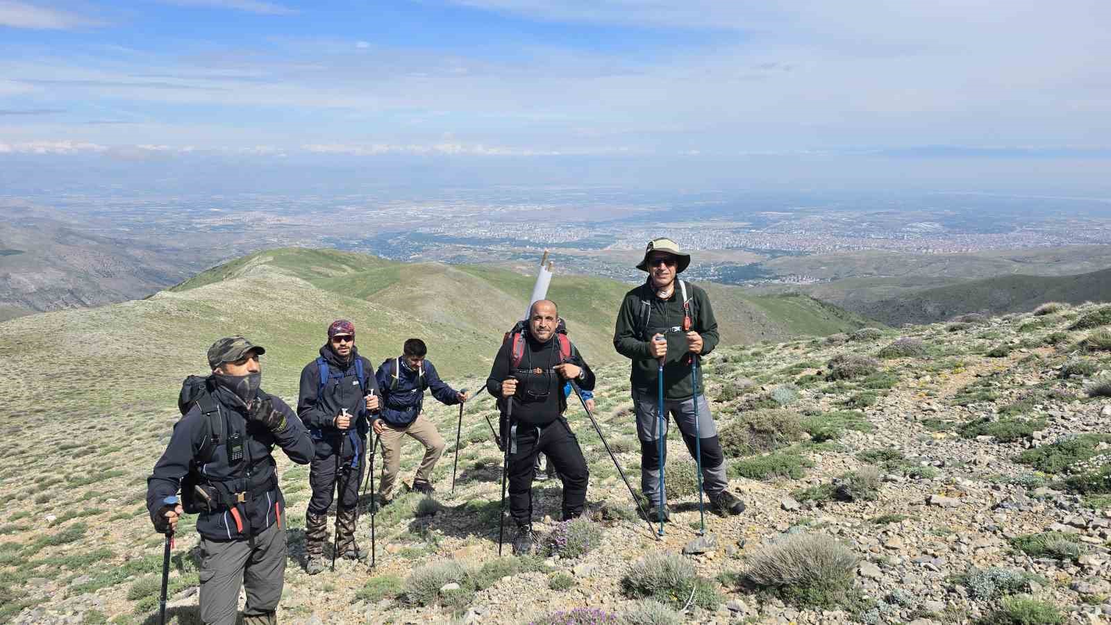 komsu iki il zirvede birlesti en yuksek yere turk bayragi dikti 5 Q8sXLLUY