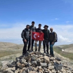 komsu-iki-il-zirvede-birlesti-en-yuksek-yere-turk-bayragi-dikti-qubQ6dhL.jpg