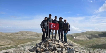 komsu-iki-il-zirvede-birlesti-en-yuksek-yere-turk-bayragi-dikti-qubQ6dhL.jpg