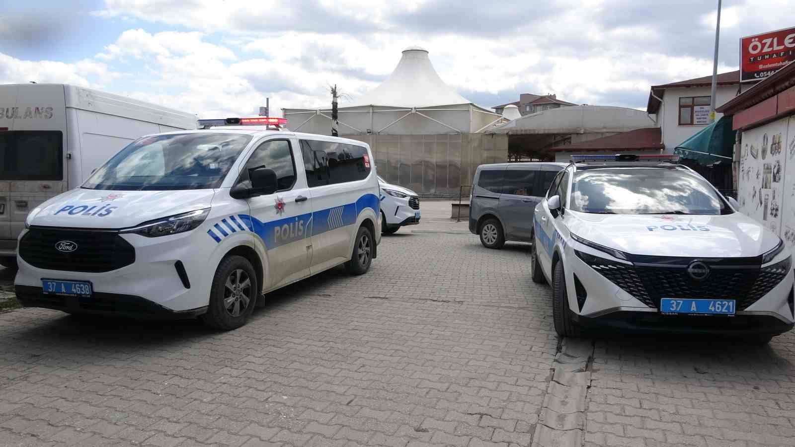 komsular ihbarda bulundu polis cilingirle kapiyi acti gunlerdir kayip olan adam olu bulundu 2 Nsfup6JN