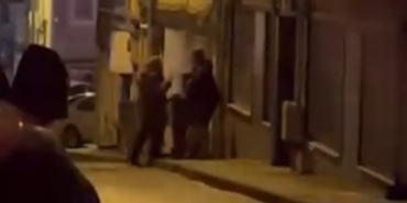 komsularin-cop-bidonu-tartismasi-kameraya-yansidi-hjlOxh4G.jpg