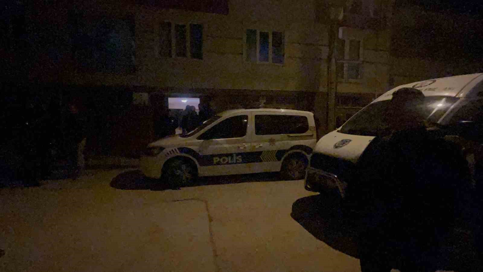 komsularin kokulardan rahatsiz oldugu daireden genc adamin cesedi cikti 3
