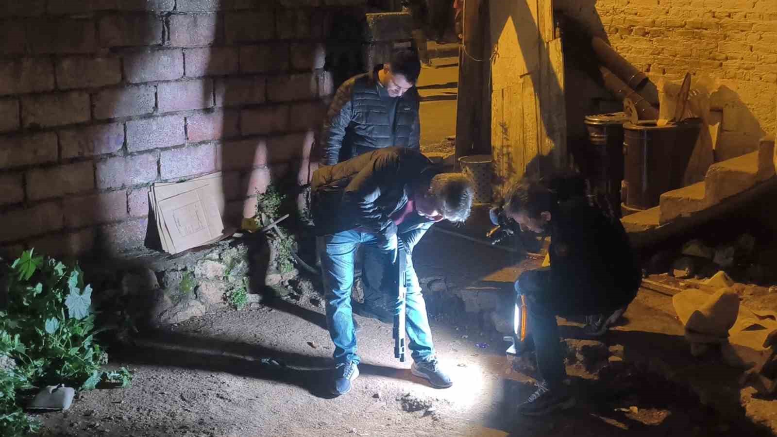 Komşuların tartışması silahlı kavgaya dönüştü: 2 yaralı 4 komsularin tartismasi silahli kavgaya donustu 2 yarali 0 CRHdTvVc