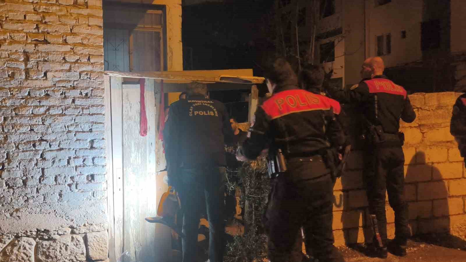 Komşuların tartışması silahlı kavgaya dönüştü: 2 yaralı 11 komsularin tartismasi silahli kavgaya donustu 2 yarali 7 M6YKyVVH