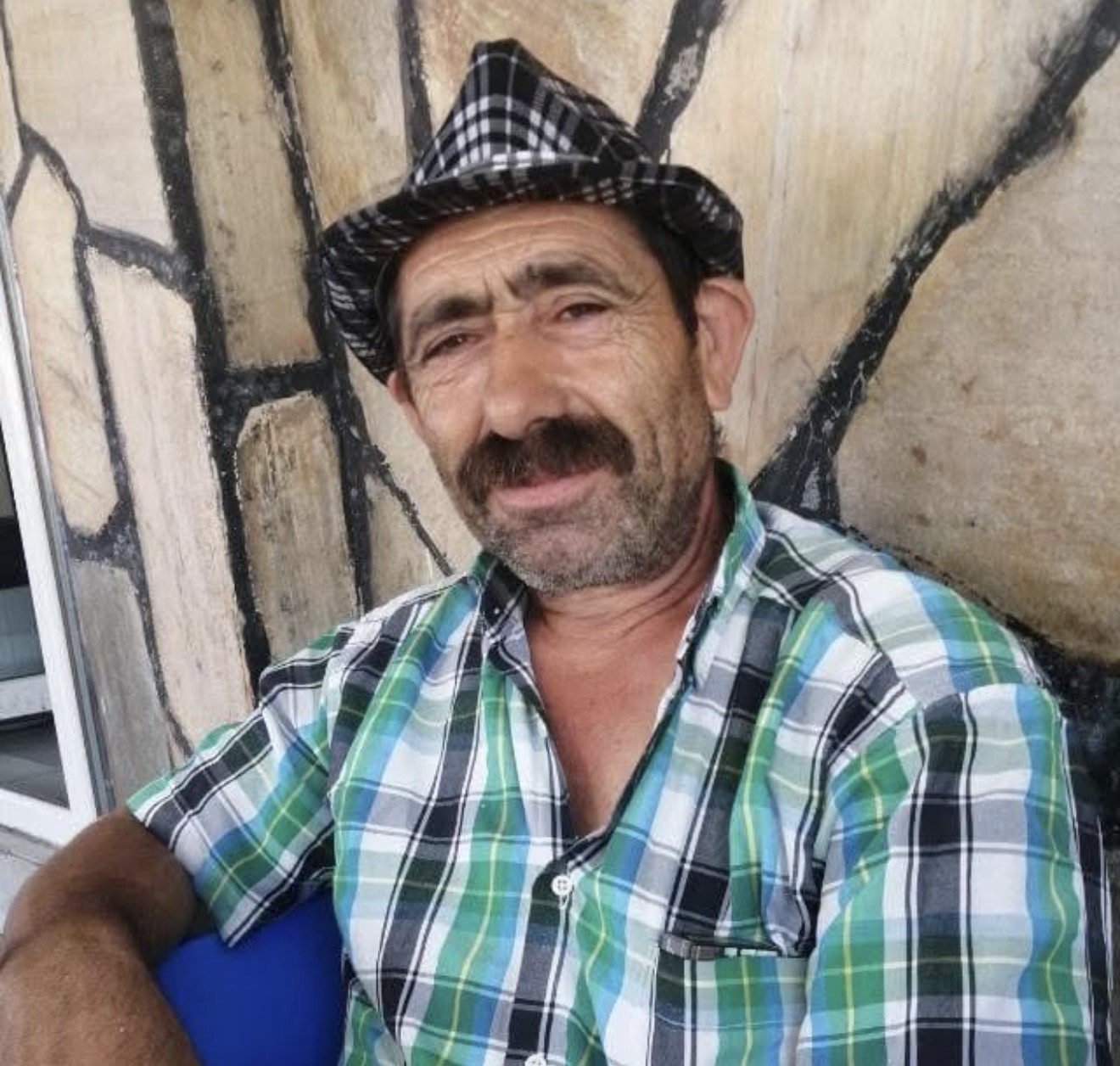 komsusuna agac kesiminde yardim ederken hayatini kaybetti 0 cNuumOnh