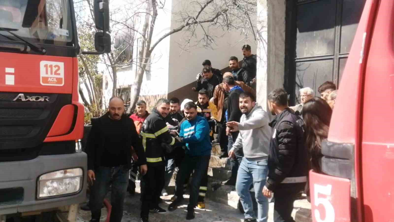 komsusunu kurtarmak isterken yanginin ortasinda kaldi 0 g9H9Pgp4