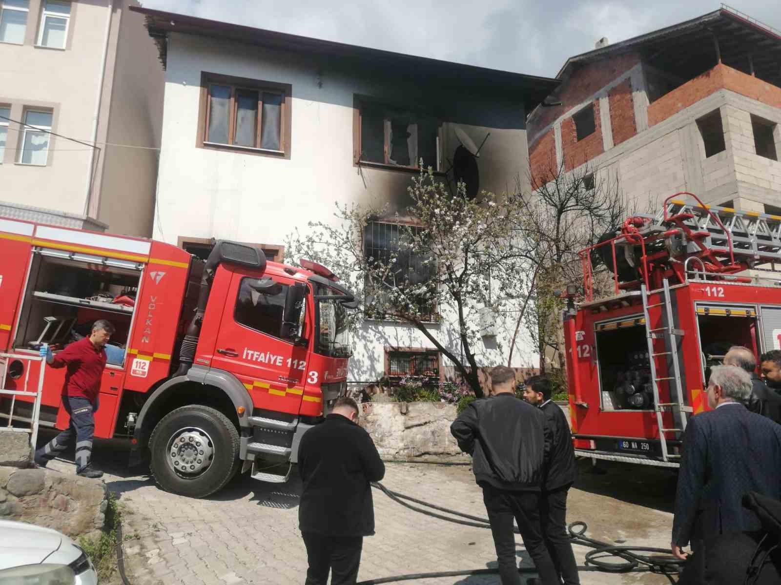 komsusunu kurtarmak isterken yanginin ortasinda kaldi 1 UREapVuD