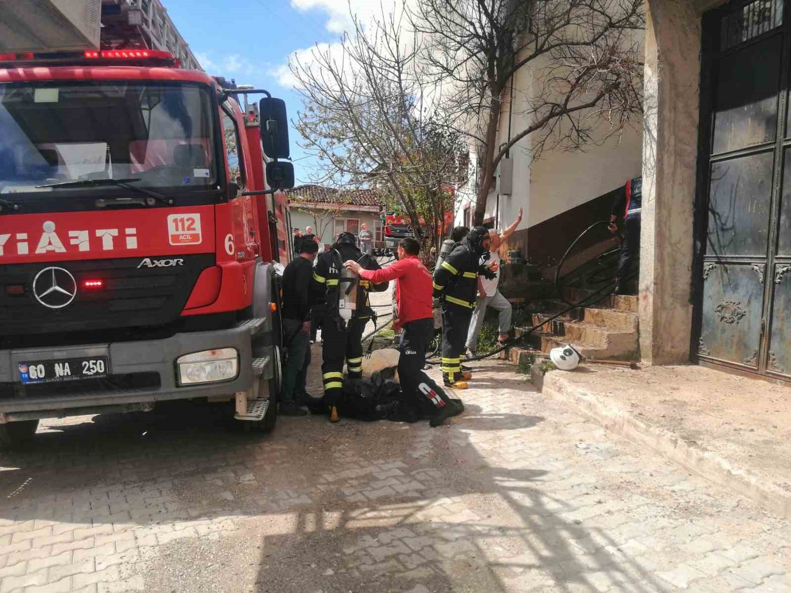 komsusunu kurtarmak isterken yanginin ortasinda kaldi 3 Xwq8hveP