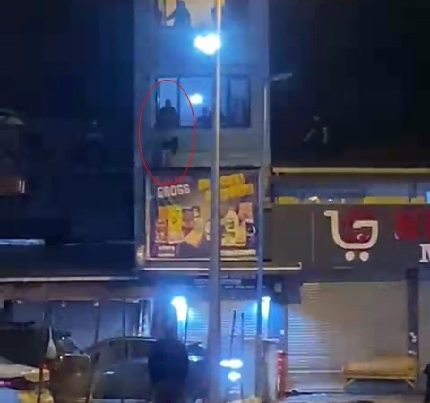 komsusunu-once-darp-etti-daha-sonra-pencereden-atti-CfTYcUqu.jpg