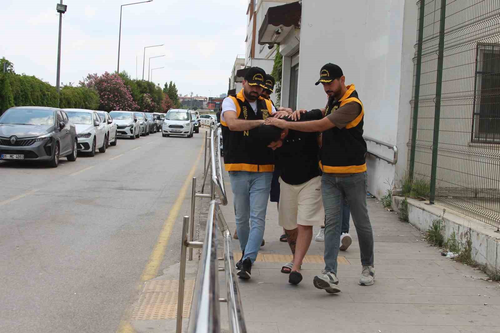 Komşusunun evine kurşun yağdıran şüpheli, 500 saatlik kamera incelemesiyle yakalandı 5 komsusunun evine kursun yagdiran supheli 500 saatlik kamera incelemesiyle yakalandi 1 g8I1G59M