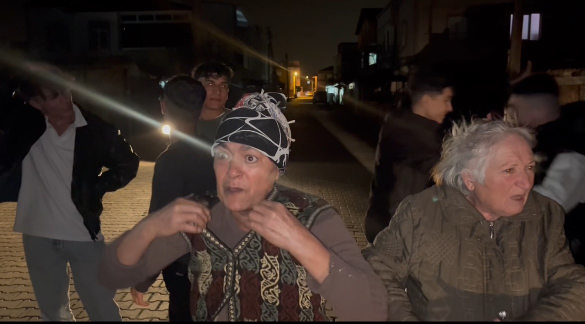 komsusunun yaktigi mangal yasli kadini cilgina cevirdi ucuracak bizi havaya 1 Lhi9OIMH