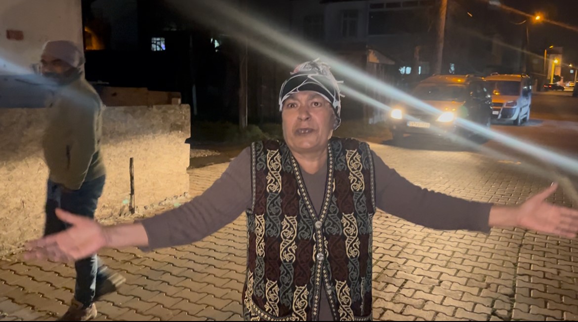 komsusunun yaktigi mangal yasli kadini cilgina cevirdi ucuracak bizi havaya 2 ZsyCWPVb