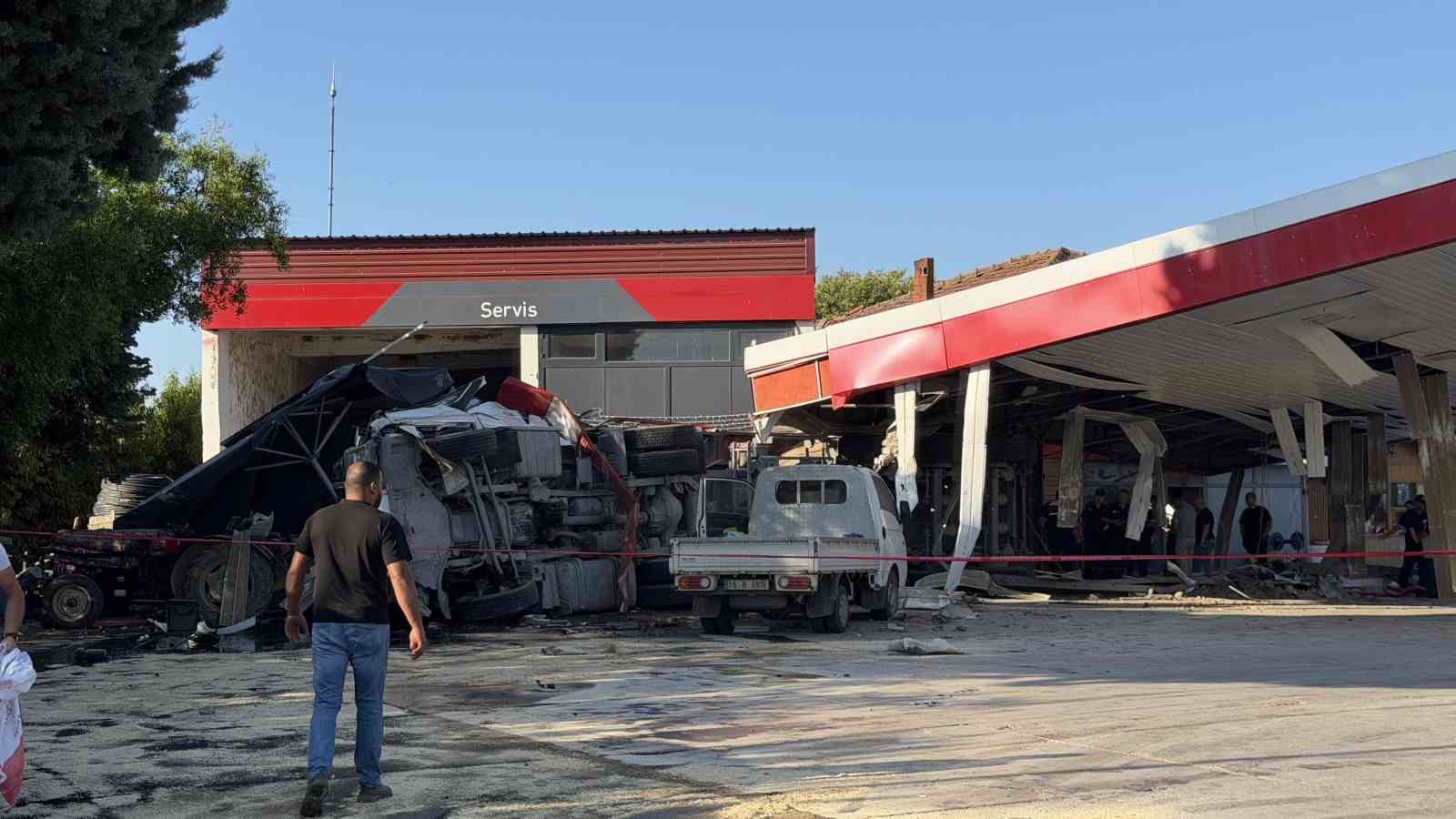 komur yuklu tir benzinlige boyle daldimarkette alisveris yapan 2 cocuk babasi hayatini kaybetti 13