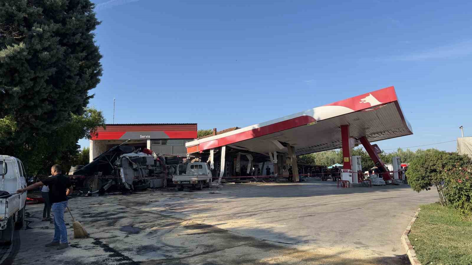 komur yuklu tir benzinlige boyle daldimarkette alisveris yapan 2 cocuk babasi hayatini kaybetti 14 6EkkvEtv