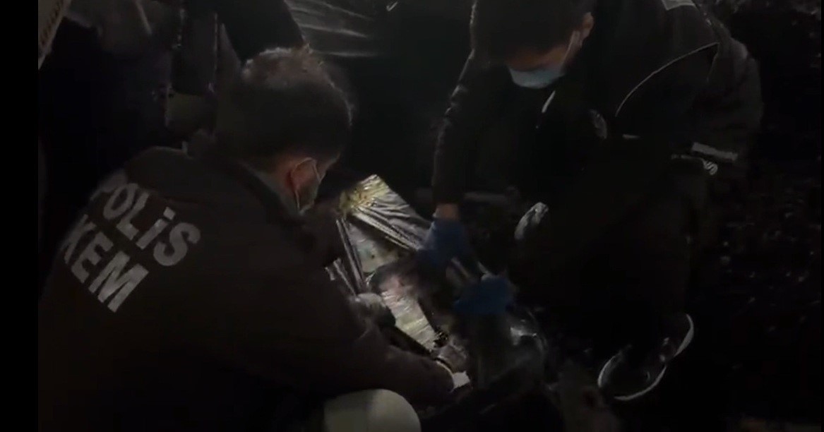 komur yuklu tirin dorsesinden binlerce kacak urun cikti 0 eDVQuE6d