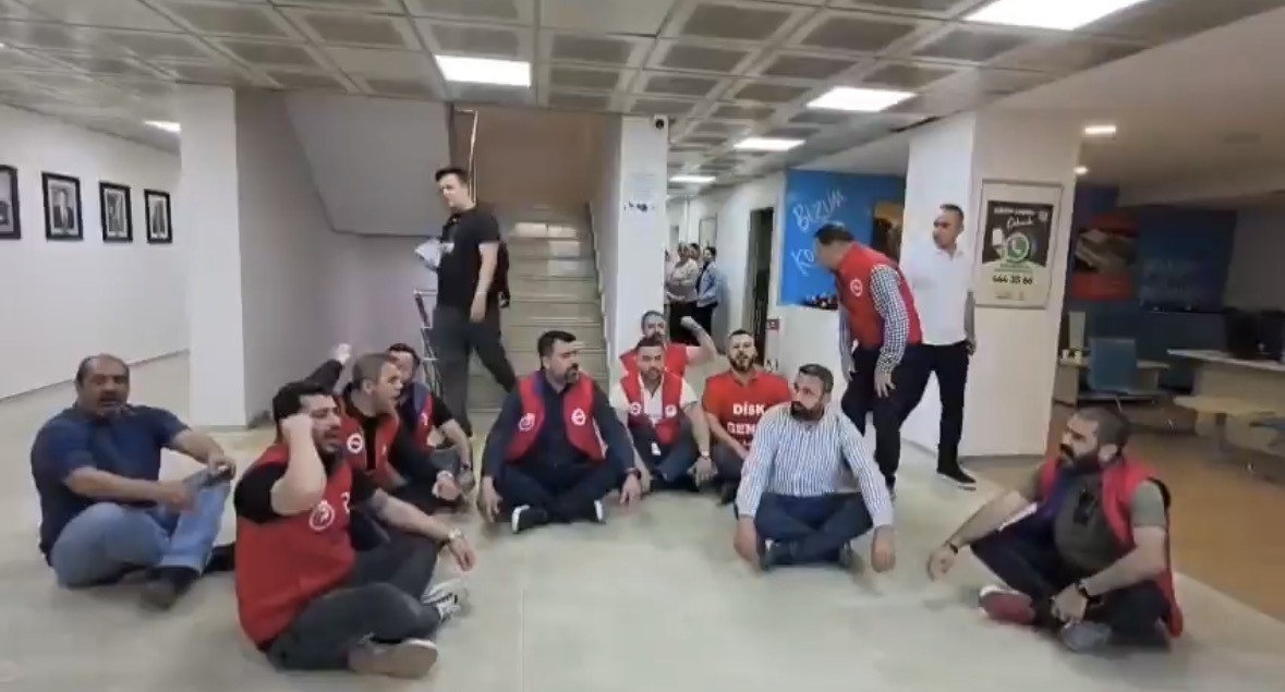 Konak Belediyesinde çalışan işçiler geriye dönük hakları için oturma eylemi başlattı 4 konak belediyesinde calisan isciler geriye donuk haklari icin oturma eylemi baslatti 0 zU4dLphc