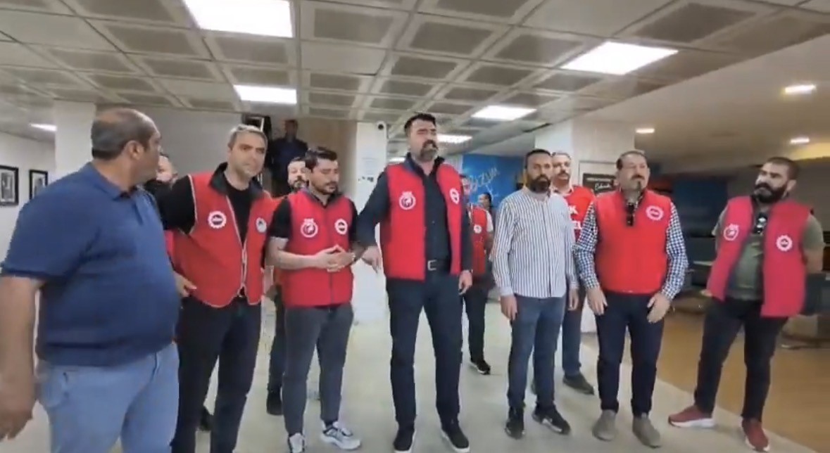 Konak Belediyesinde çalışan işçiler geriye dönük hakları için oturma eylemi başlattı 5 konak belediyesinde calisan isciler geriye donuk haklari icin oturma eylemi baslatti 1 mFyUgCKn