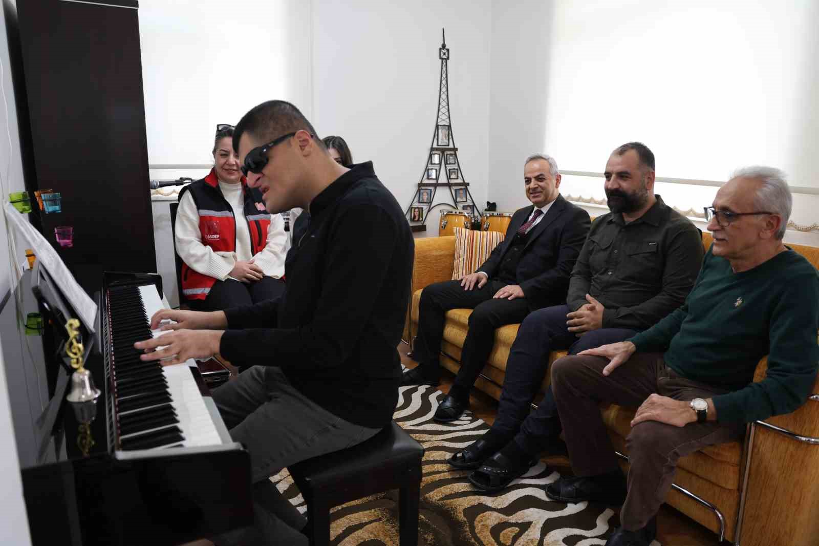 konservatuvari dereceyle bitiren gorme engelli mehmet dort enstrumanda ustalasti 0 c7aktVif