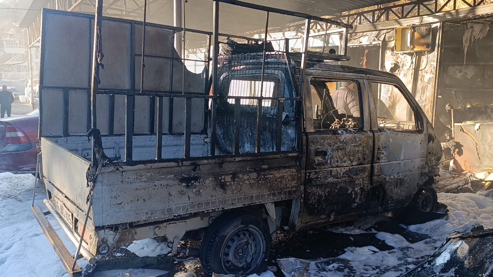 konteyner carsida yangin 3 konteyner ile 3 arac kul oldu 2