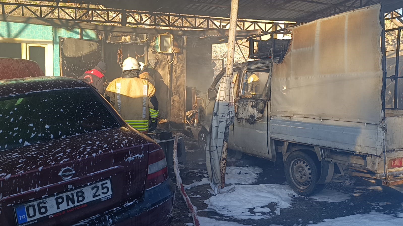 konteyner carsida yangin 3 konteyner ile 3 arac kul oldu 4 cLEPQ7Tw