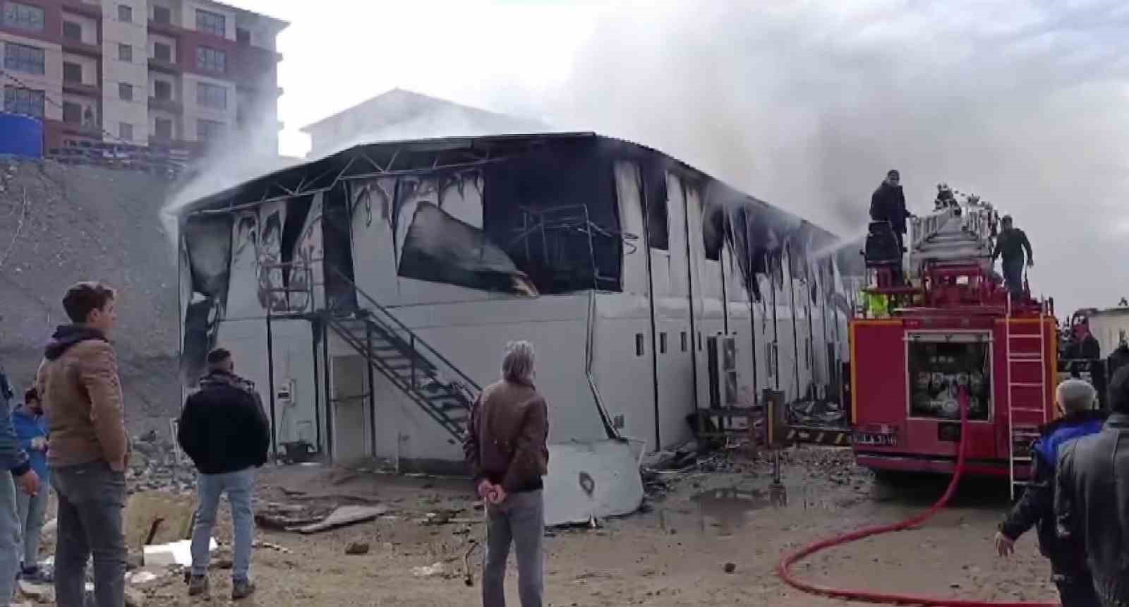 konteyner yatakhane alevlere teslim oldu 2 jGv2ERku