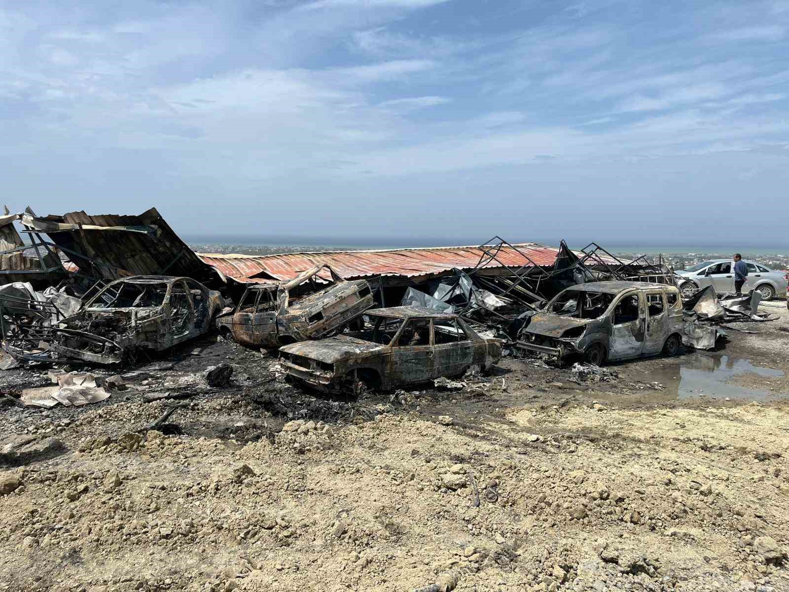 Konteyner yatakhanede başlayan yangında alevlerin sıçradığı 8 araç demir yığını haline geldi 5 konteyner yatakhanede baslayan yanginda alevlerin sicradigi 8 arac demir yigini haline geldi 1 YWkk1iIr