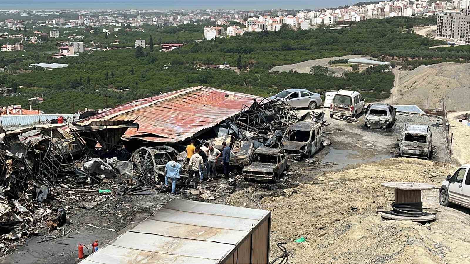 Konteyner yatakhanede başlayan yangında alevlerin sıçradığı 8 araç demir yığını haline geldi 8 konteyner yatakhanede baslayan yanginda alevlerin sicradigi 8 arac demir yigini haline geldi 4 ON1OkmMi