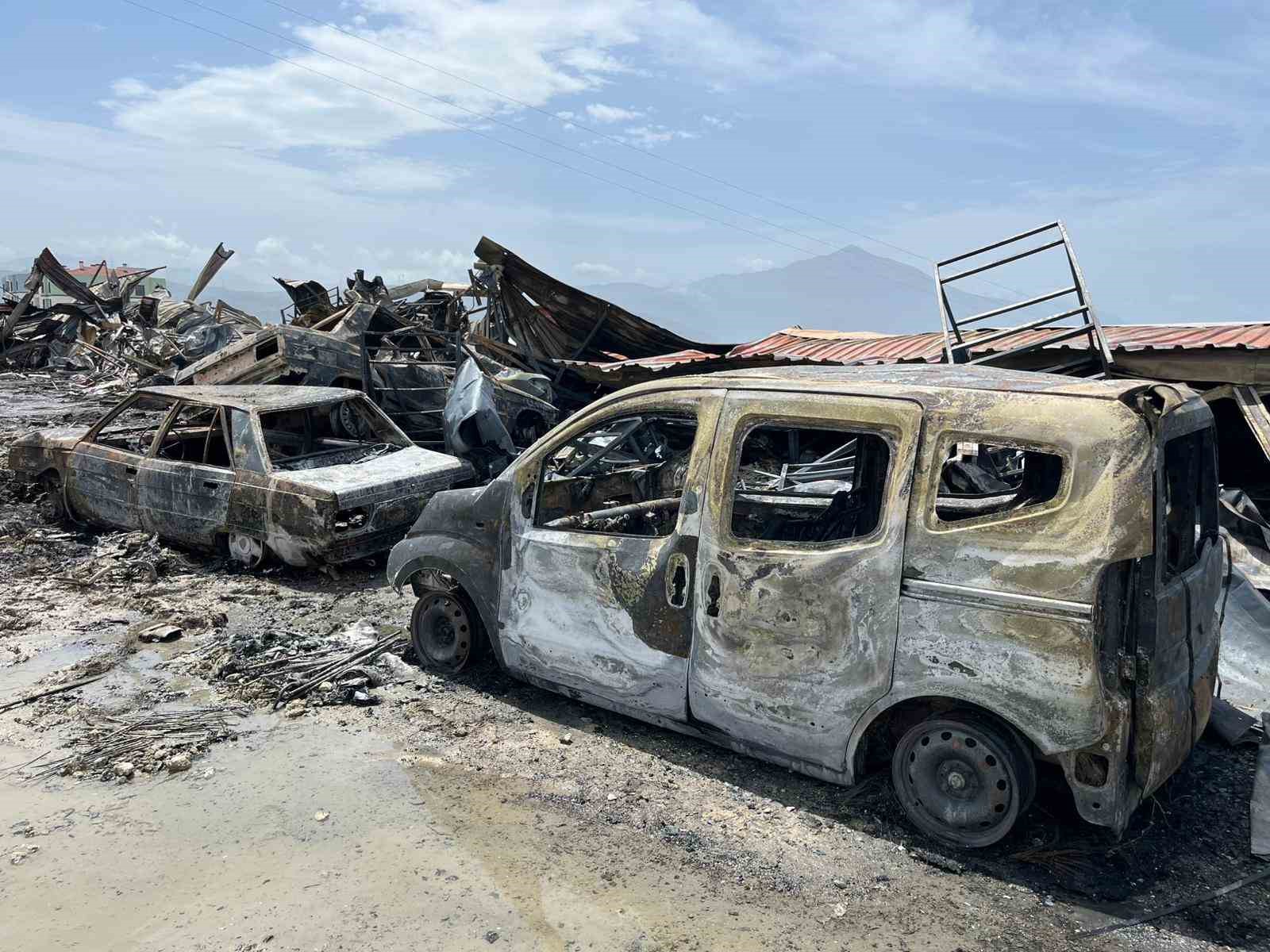 Konteyner yatakhanede başlayan yangında alevlerin sıçradığı 8 araç demir yığını haline geldi 9 konteyner yatakhanede baslayan yanginda alevlerin sicradigi 8 arac demir yigini haline geldi 5 Y8c3J15T