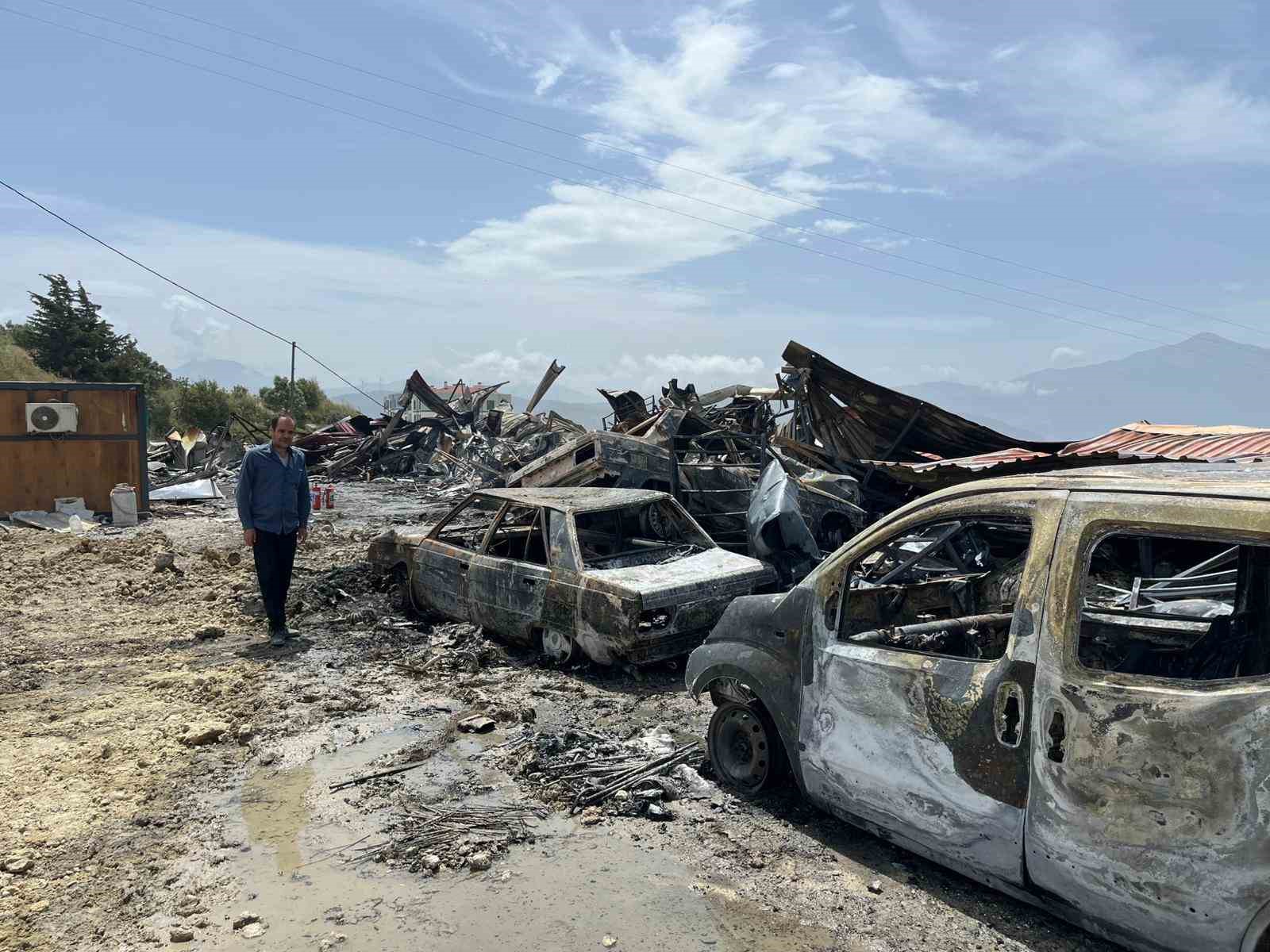 Konteyner yatakhanede başlayan yangında alevlerin sıçradığı 8 araç demir yığını haline geldi 10 konteyner yatakhanede baslayan yanginda alevlerin sicradigi 8 arac demir yigini haline geldi 6 LOVZhwC6