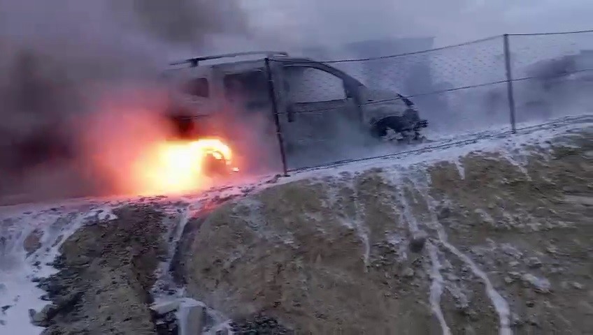 Konteyner yatakhanede başlayan yangında alevlerin sıçradığı 8 araç demir yığını haline geldi 11 konteyner yatakhanede baslayan yanginda alevlerin sicradigi 8 arac demir yigini haline geldi 7 zhs8tiDi