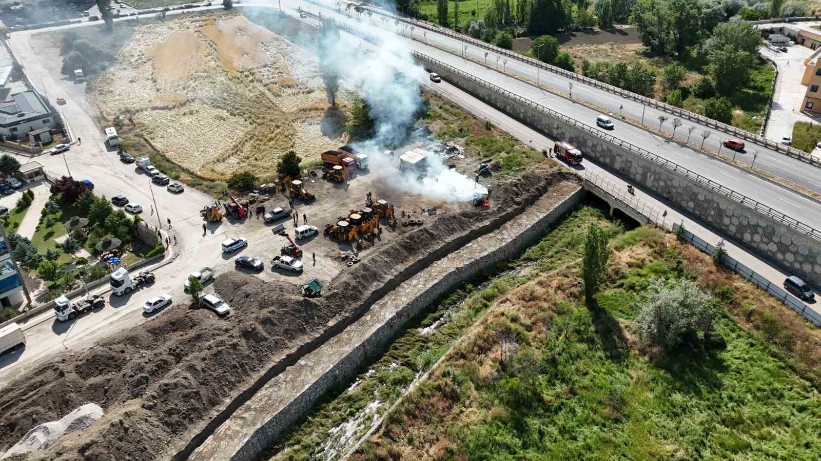 Konteynerdeki ani patlama zabıta ekiplerinin ve vatandaşların büyük tehlike atlatmasına neden oldu 5 konteynerdeki ani patlama zabita ekiplerinin ve vatandaslarin buyuk tehlike atlatmasina neden oldu 1