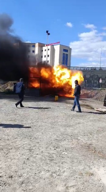 Konteynerdeki ani patlama zabıta ekiplerinin ve vatandaşların büyük tehlike atlatmasına neden oldu 6 konteynerdeki ani patlama zabita ekiplerinin ve vatandaslarin buyuk tehlike atlatmasina neden oldu 2 MW1KaLEy