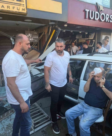 kontrol-cikan-otomobil-iki-is-yerine-carpti-1-yarali-8eGm1uWy.jpg