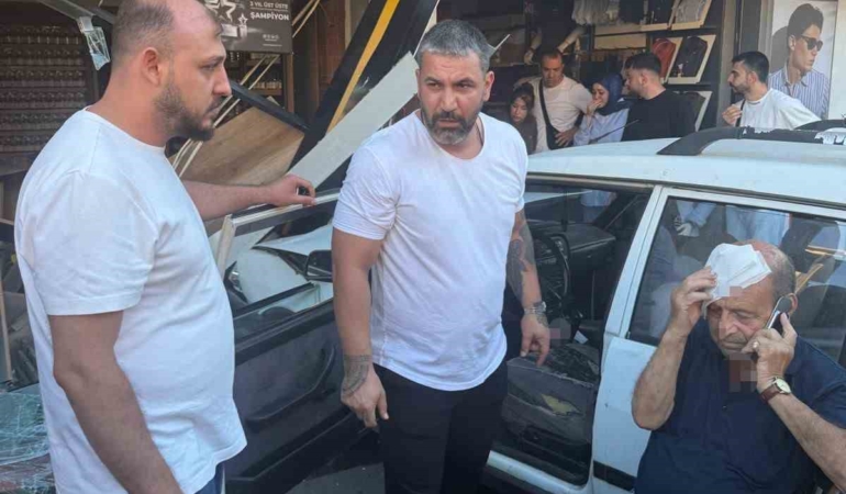 kontrol-cikan-otomobil-iki-is-yerine-carpti-1-yarali-8eGm1uWy.jpg
