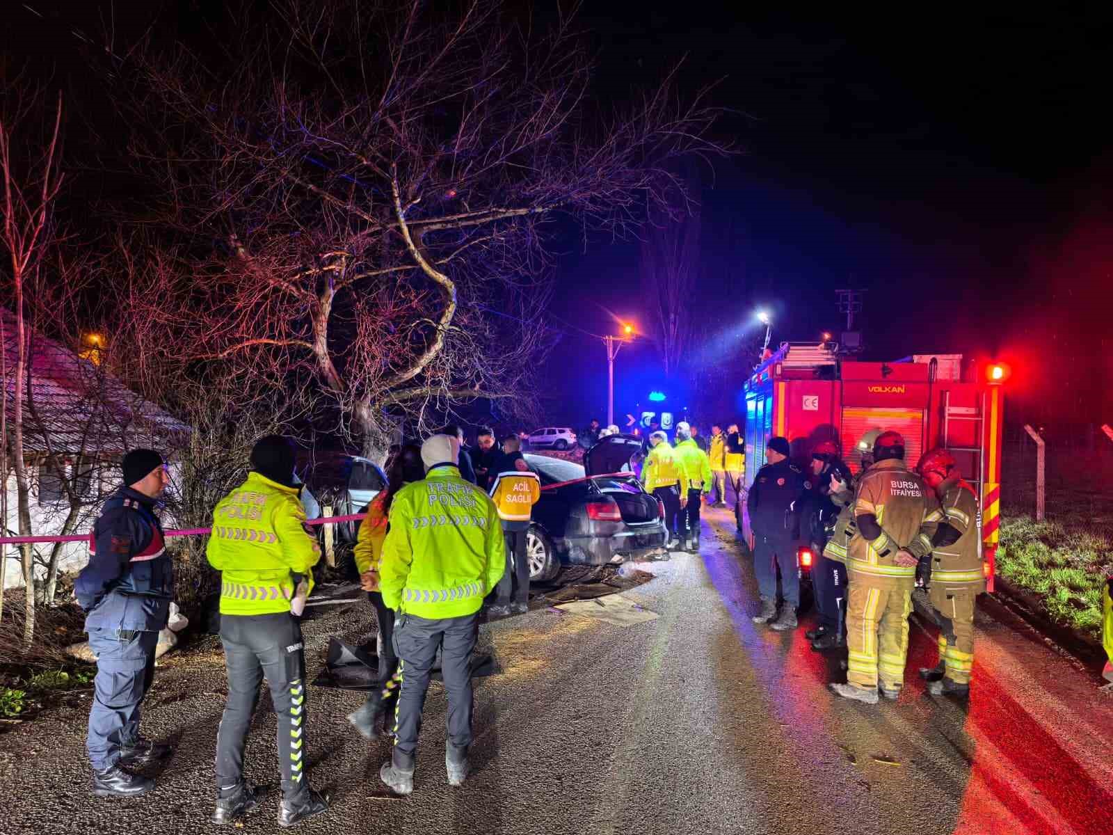 kontrolden cikan arac agaca carpti 2 olu 2 yarali 1 bZUUdLpN