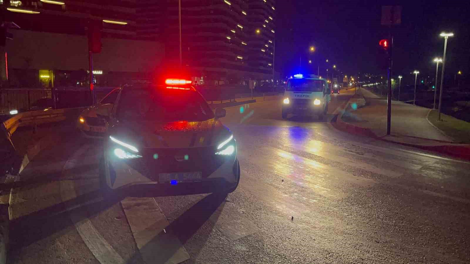 kontrolden cikan arac dereye uctu kaza sonrasi surucu kacti 1 PkLFjzIA