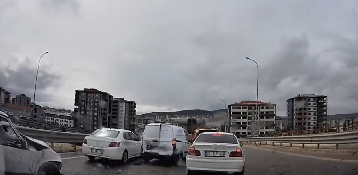 kontrolden cikan arac onundeki 4 araca carpti o anlar kamerada 1 rJ64AfaY